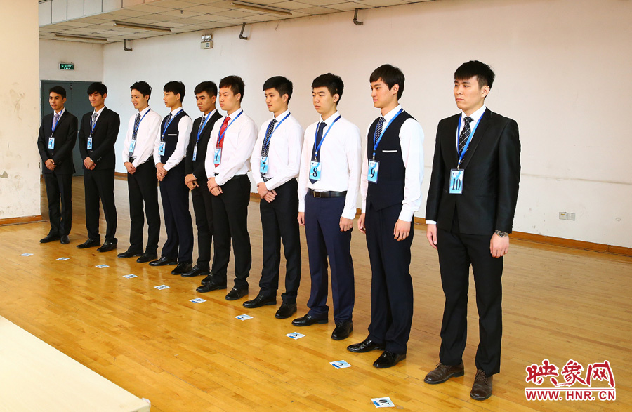 南航在鄭招百名空姐空少 全國(guó)千余帥哥美女應(yīng)試 南航在鄭招百名空姐空少 全國(guó)千余帥哥美女應(yīng)試