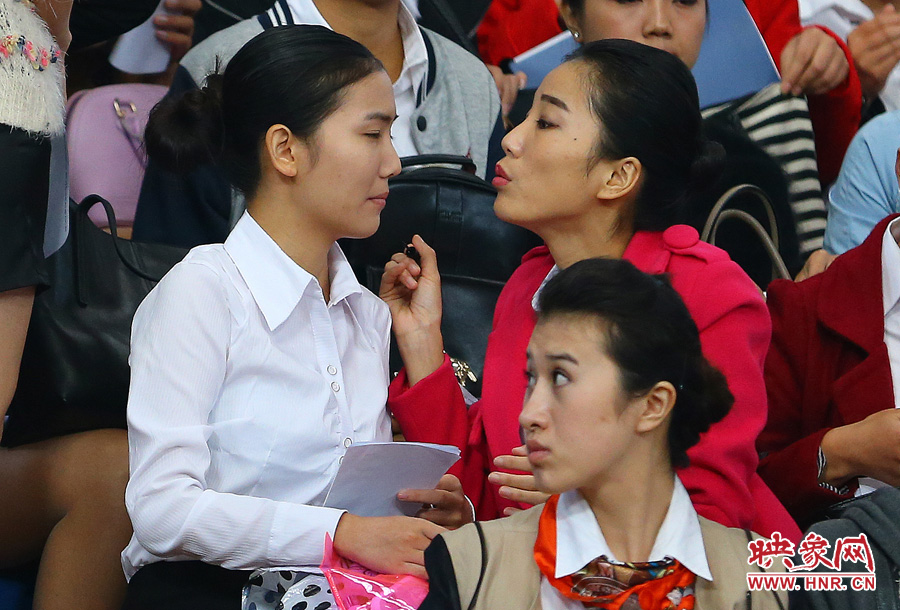 南航在鄭招百名空姐空少 全國(guó)千余帥哥美女應(yīng)試 南航在鄭招百名空姐空少 全國(guó)千余帥哥美女應(yīng)試