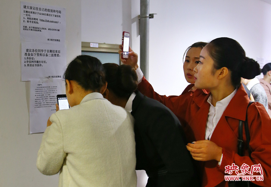 南航在鄭招百名空姐空少 全國(guó)千余帥哥美女應(yīng)試 南航在鄭招百名空姐空少 全國(guó)千余帥哥美女應(yīng)試