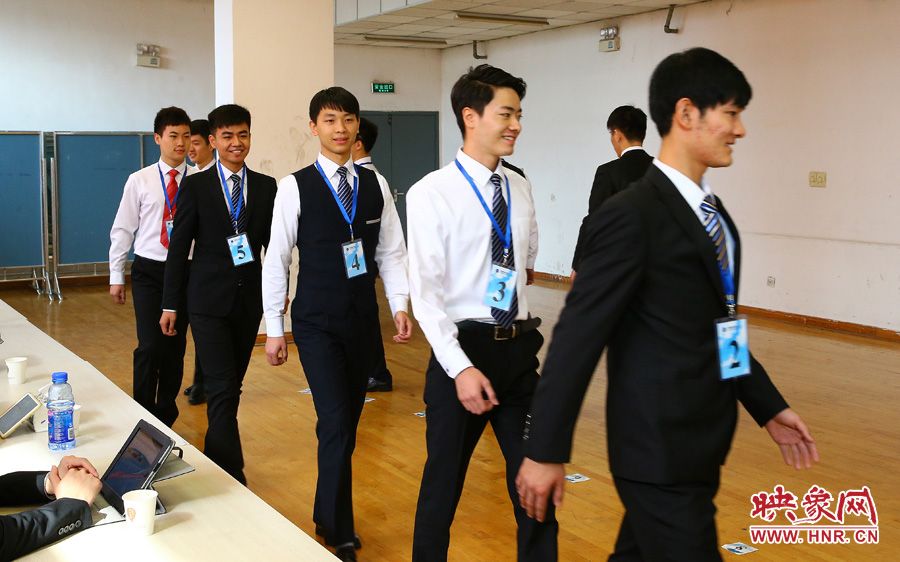 南航在鄭招百名空姐空少 全國(guó)千余帥哥美女應(yīng)試 南航在鄭招百名空姐空少 全國(guó)千余帥哥美女應(yīng)試