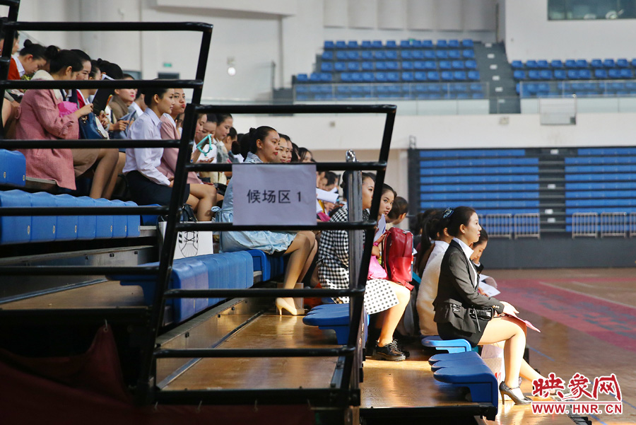 南航在鄭招百名空姐空少 全國(guó)千余帥哥美女應(yīng)試 南航在鄭招百名空姐空少 全國(guó)千余帥哥美女應(yīng)試