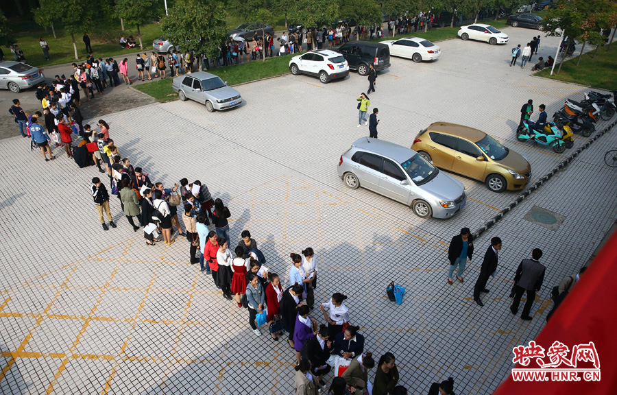 南航在鄭招百名空姐空少 全國(guó)千余帥哥美女應(yīng)試 南航在鄭招百名空姐空少 全國(guó)千余帥哥美女應(yīng)試