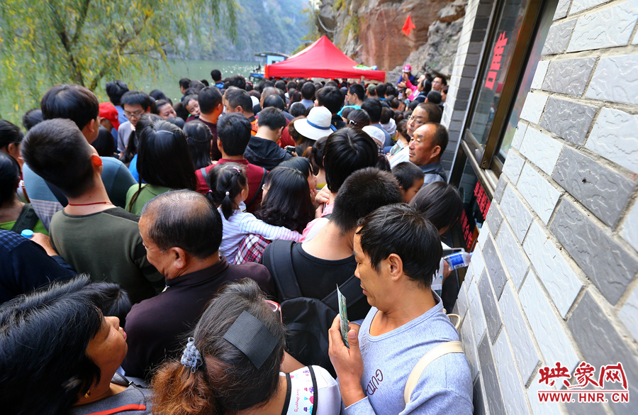 游船售票處前，游客被擠得無(wú)法轉(zhuǎn)身