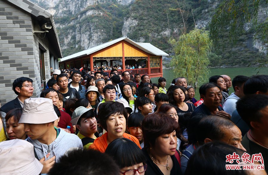 等待上船的碼頭上，游人擁擠不動(dòng)