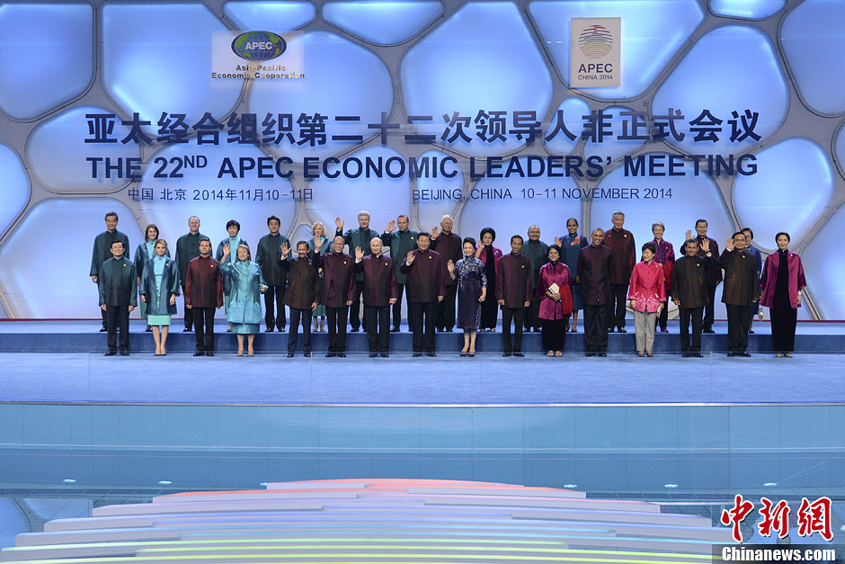 11月10日晚，中國國家主席習近平夫婦在北京水立方同APEC領導人夫婦集體合影。中新社發(fā) 廖攀 攝