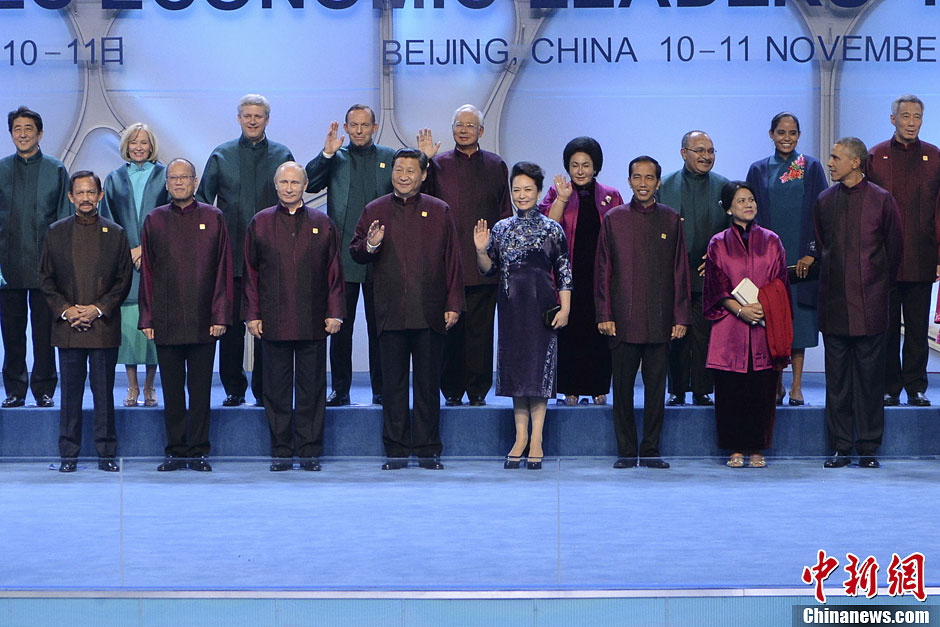 晚宴開始前，習近平和夫人彭麗媛與各經(jīng)濟體領導人夫婦集體合影。中新社發(fā) 廖攀 攝