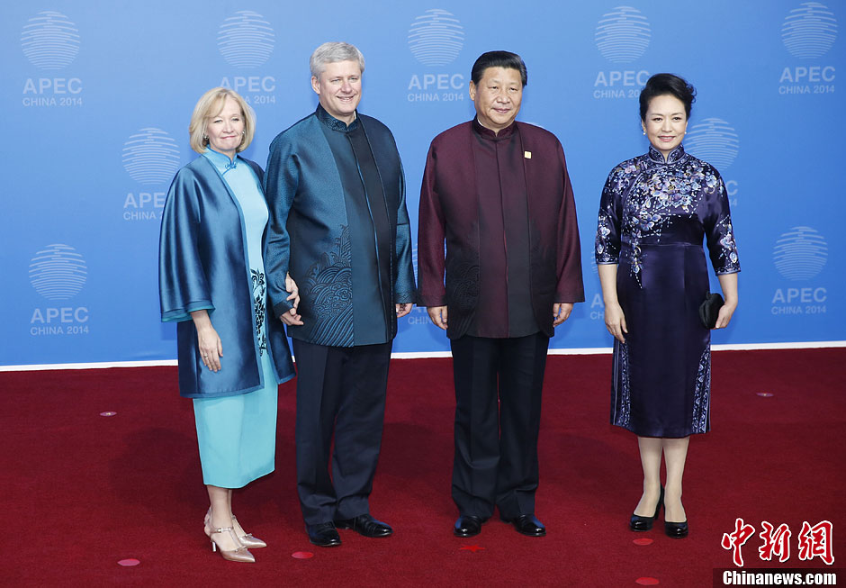 圖為習近平夫婦歡迎加拿大總理哈珀夫婦。中新社發(fā) 杜洋 攝