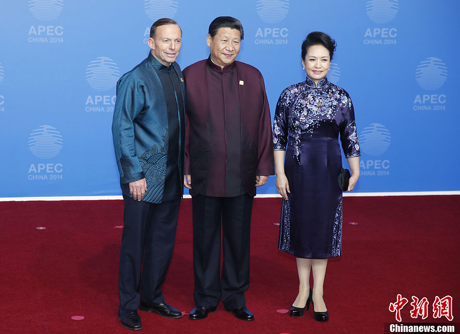 圖為習近平夫婦歡迎澳大利亞總理阿博特。中新社發(fā) 杜洋 攝