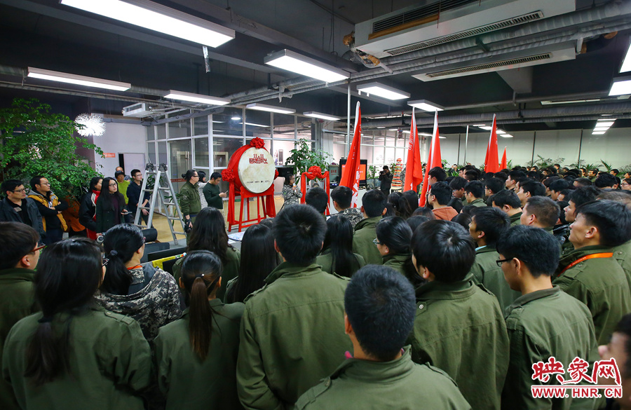 “雙十一”零點到來前，電商的負責人為一線員工鼓勁加油