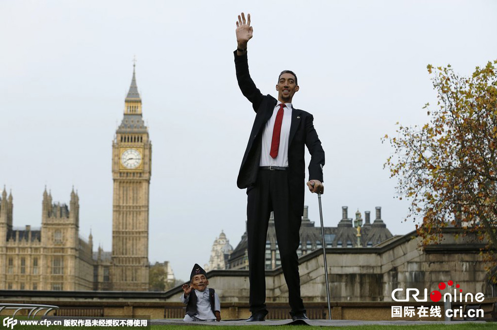 當(dāng)?shù)貢r(shí)間2014年11月13日，英國倫敦，世界上最矮的男子錢德拉·巴哈杜爾·唐吉與世界上最高的男子蘇