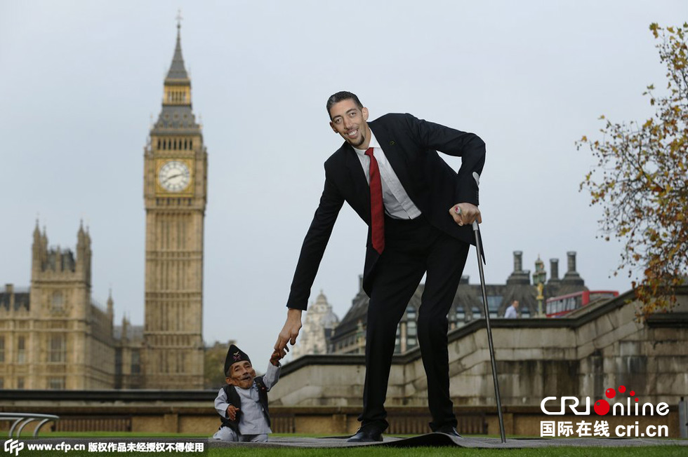 當(dāng)?shù)貢r(shí)間2014年11月13日，英國倫敦，世界上最矮的男子錢德拉·巴哈杜爾·唐吉與世界上最高的男子蘇