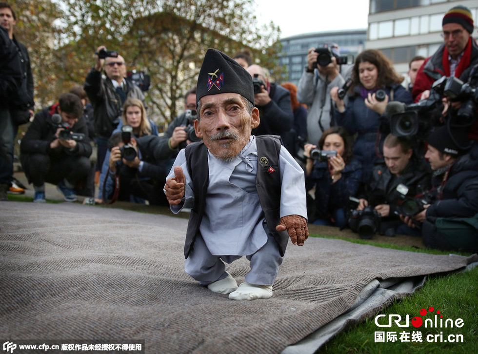 當(dāng)?shù)貢r(shí)間2014年11月13日，英國倫敦，世界上最矮的男子錢德拉·巴哈杜爾·唐吉與世界上最高的男子蘇