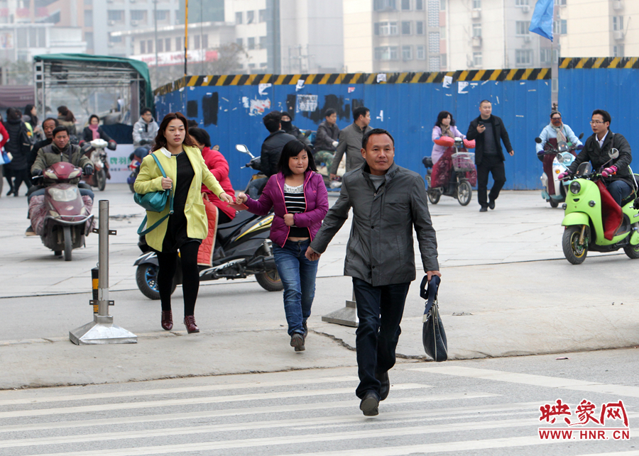 因?yàn)槎萝?chē)，許多上班族飛奔在路上