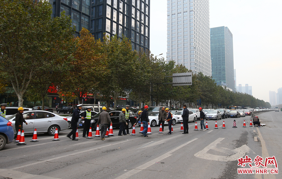 早上高峰期到來(lái)前，交警和工作人員設(shè)置道路引導(dǎo)警示樁