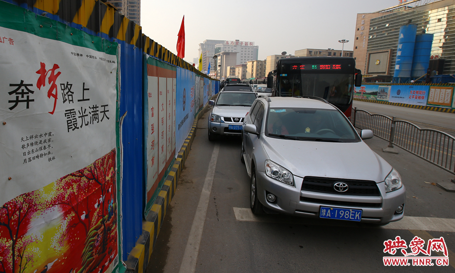 每條路的路口都?jí)嚎s成雙車(chē)道，大大減緩了汽車(chē)通行速度