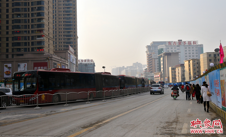 未來(lái)路道路兩邊施工，行人和非機(jī)動(dòng)在機(jī)動(dòng)車(chē)道路上通行