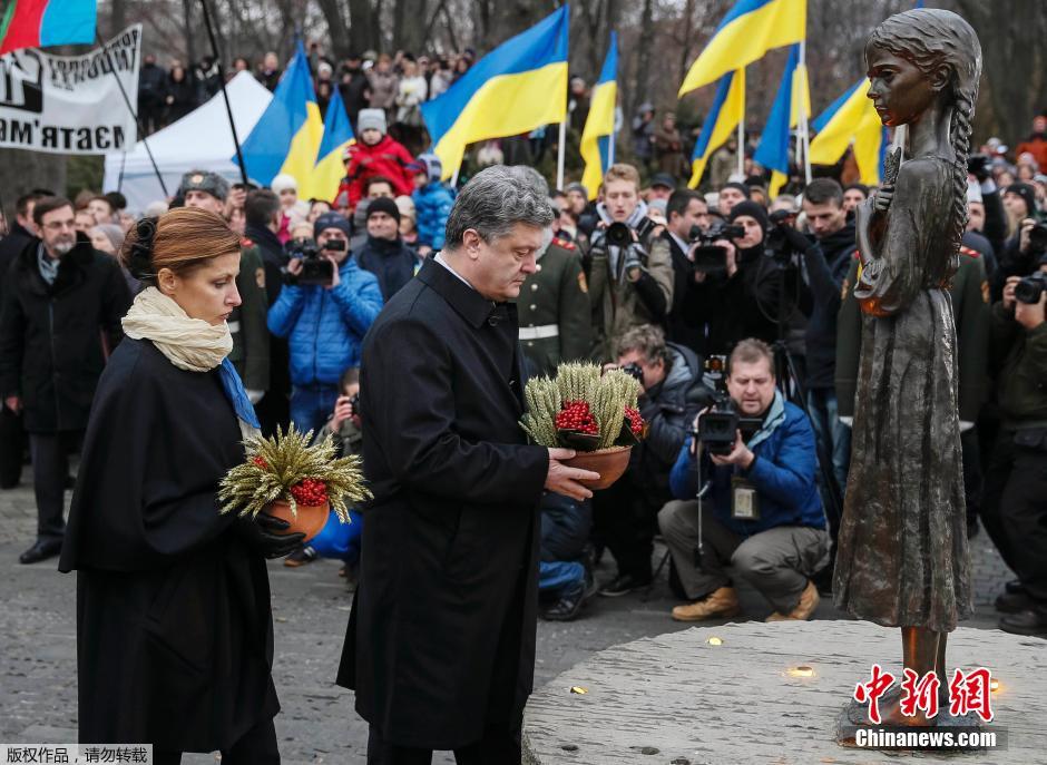 當(dāng)?shù)貢r(shí)間2014年11月22日，烏克蘭基輔，民眾舉行儀式紀(jì)念1932-1933烏克蘭大饑荒81周年