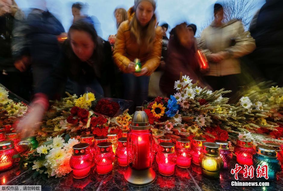 當(dāng)?shù)貢r(shí)間2014年11月22日，烏克蘭基輔，民眾舉行儀式紀(jì)念1932-1933烏克蘭大饑荒81周年