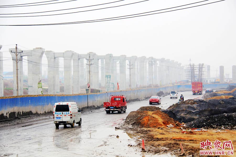 鄭平路柴郭轉(zhuǎn)盤處以及圍擋兩邊預(yù)留的道路坑坑洼洼，無(wú)人維護(hù)，造成事故頻發(fā)，經(jīng)常堵車。