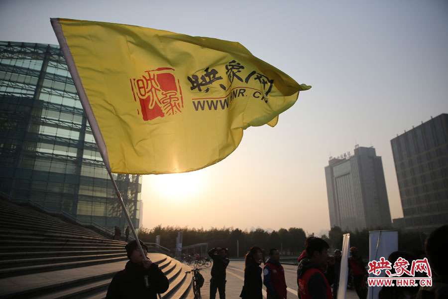 在映象網旗幟的召喚下，車友們匯聚在鄭東新區(qū)。