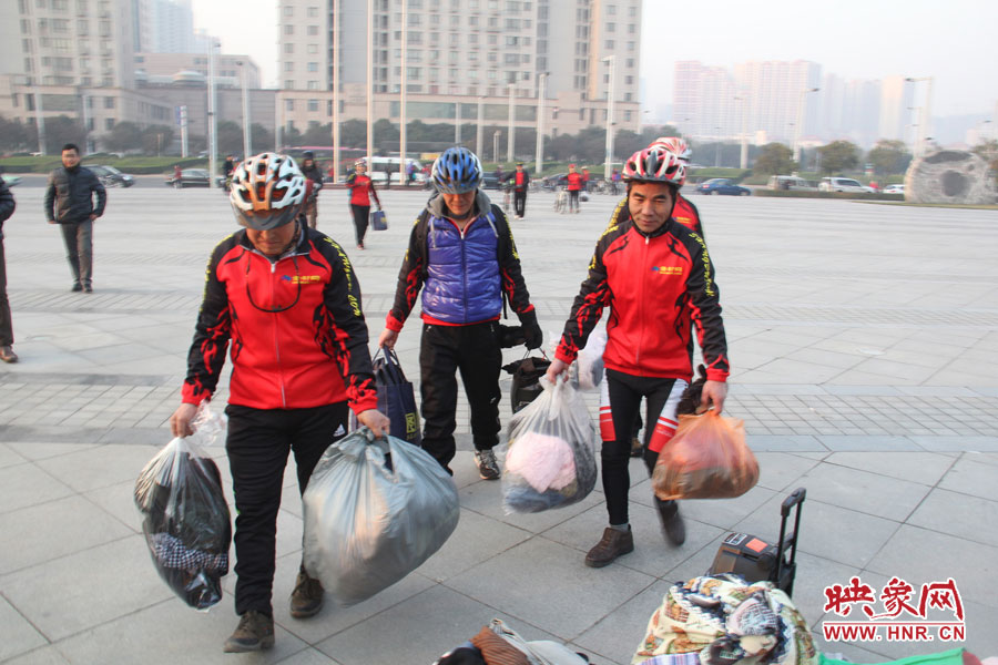 騎友陸續(xù)來到捐贈現場