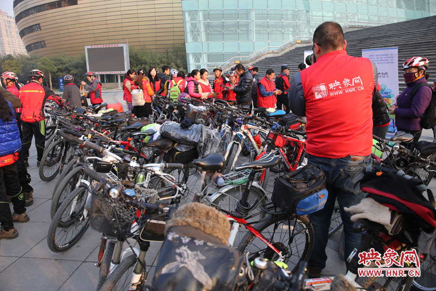 參加活動的車友太多，忙壞攝影師