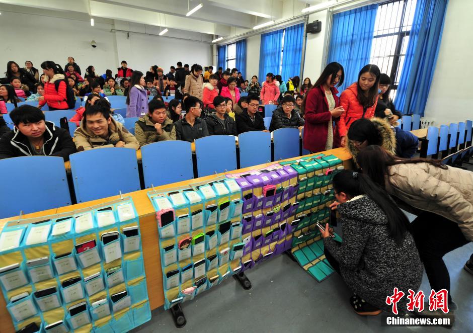 河北一大學(xué)拒絕“課堂低頭族” 學(xué)生上課“人機(jī)分離” 河北一大學(xué)拒絕“課堂低頭族” 學(xué)生上課“人機(jī)分離”