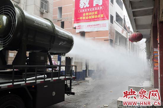 針對(duì)造成霧霾的主兇“建筑工地?fù)P塵”，“霧炮車(chē)”降塵除塵效果能到到80%。