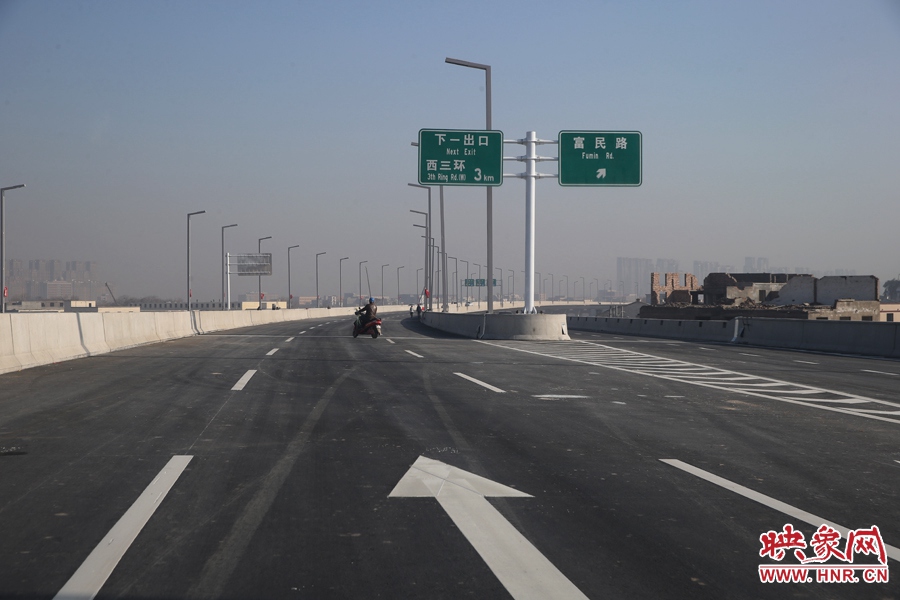 西三環(huán)方向與富民路出口。
