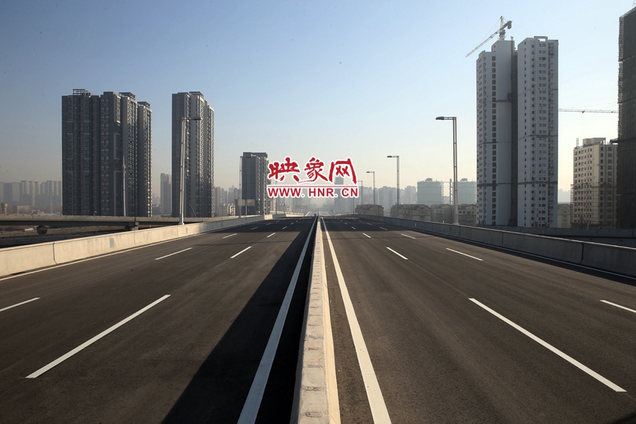隴海高架過西三環(huán)進入市區(qū)。