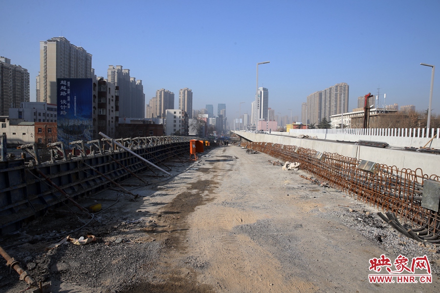由西向東方向，嵩山南路出口以東，仍在緊張施工中。