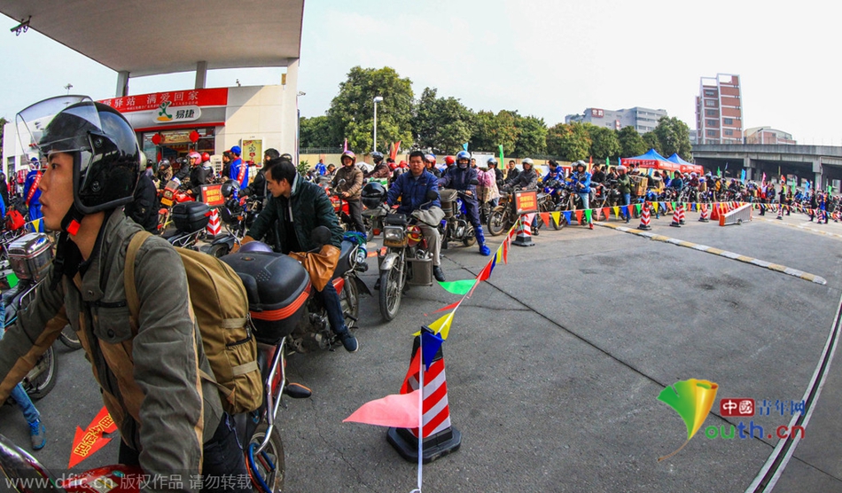 2015年2月10日，廣東佛山，順德龍山加油站為返鄉(xiāng)摩托車免費(fèi)加油。