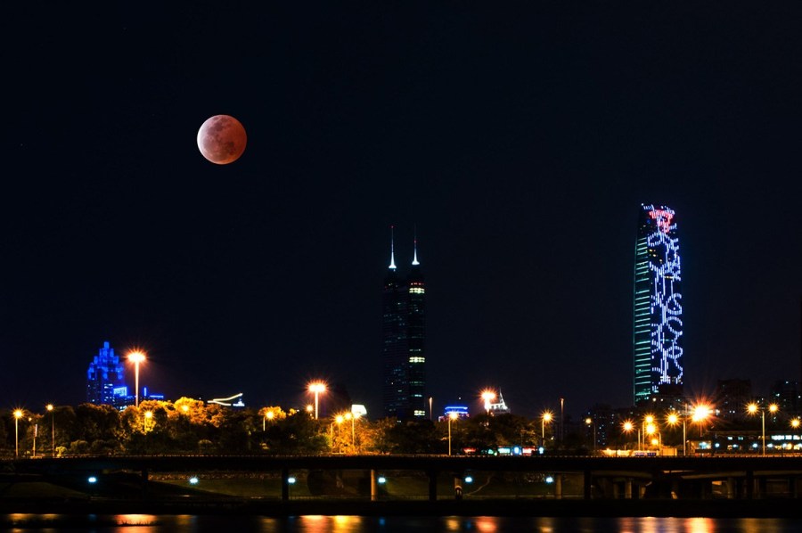 4月4日，深圳，月全食，一輪紅月亮現(xiàn)身夜空。（合成）鄧飛/CFP