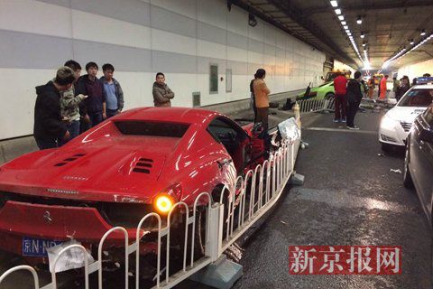 一輛蘭博基尼與一輛法拉利發(fā)生事故，現(xiàn)場(chǎng)狀況慘烈