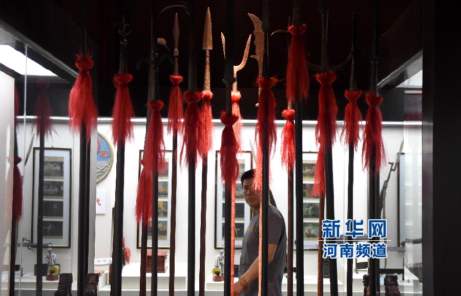 4月26日，參觀者在兵器展覽館內(nèi)參觀。