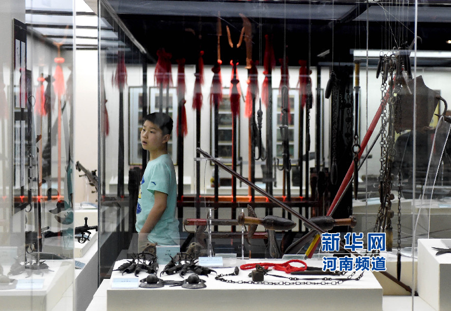 4月26日，參觀者在兵器展覽館內(nèi)參觀。