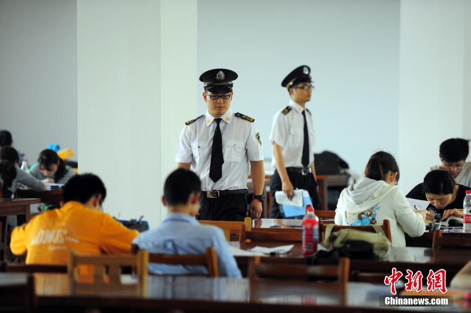 5月8日，武漢輕工大學(xué)圖書館保安黃凱、萬(wàn)文杰在圖書館巡查。中新社發(fā) 張暢 攝