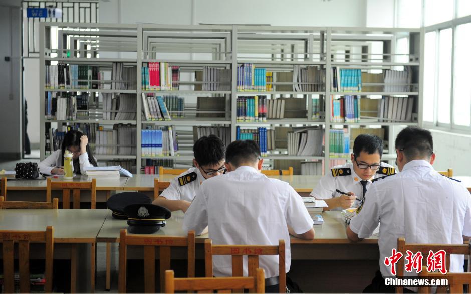 5月8日，武漢輕工大學(xué)保安黃凱在圖書館巡查。中新社發(fā) 張暢 攝