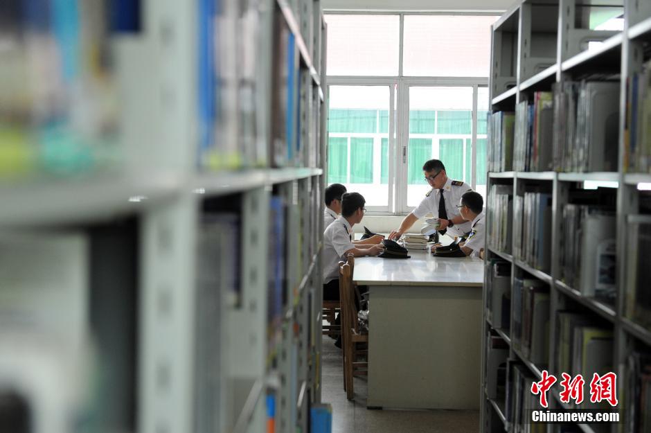 5月8日，武漢輕工大學(xué)保安吳濤、江力、黃凱、萬(wàn)文杰在圖書館學(xué)習(xí)中。中新社發(fā) 張暢 攝