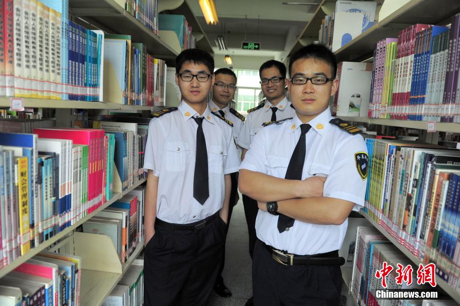 　5月8日，武漢輕工大學(xué)圖書館保安吳濤、江力、黃凱、萬(wàn)文杰。中新社發(fā) 張暢 攝