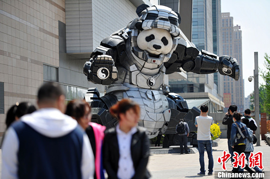 5月9日，遼寧沈陽(yáng)，一商城門前廣場(chǎng)上驚現(xiàn)7米多高的熊貓鋼鐵俠，吸引不少人駐足拍照。