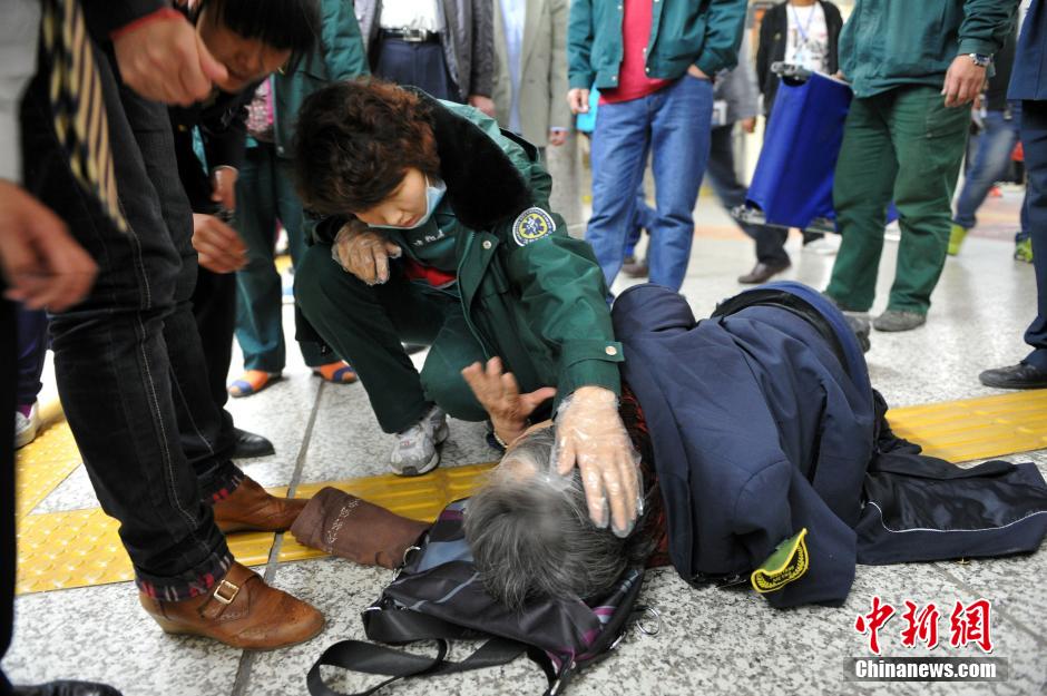 74歲老太地鐵站臺摔倒稱“有老保，不訛人”