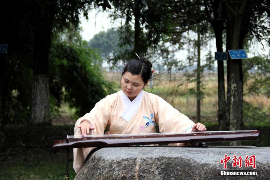 圖為在校園里撫琴的胡雅潔。