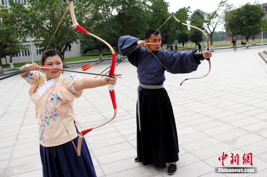 圖為課余練習(xí)射箭的“神雕俠侶”胡雅潔和胡默齋。