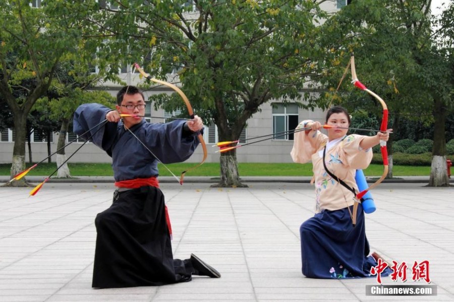 圖為課余練習(xí)射箭的“神雕俠侶”胡雅潔和胡默齋。