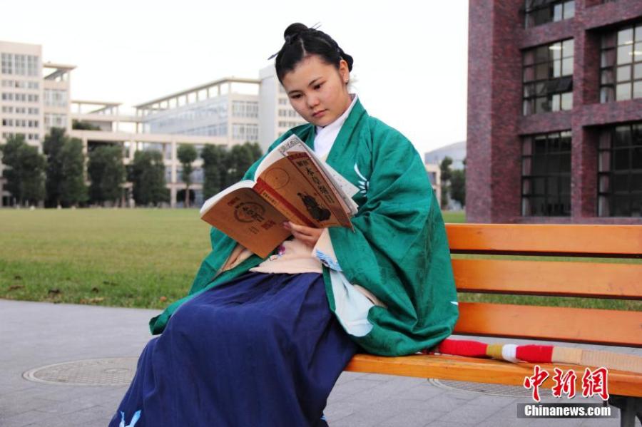 穿漢服在校園讀書的胡雅潔。