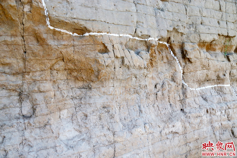 待工程開(kāi)放后，游客走進(jìn)城墻內(nèi)部，可以看到商代的紅色夯土層、戰(zhàn)國(guó)時(shí)期的白色夯土層。