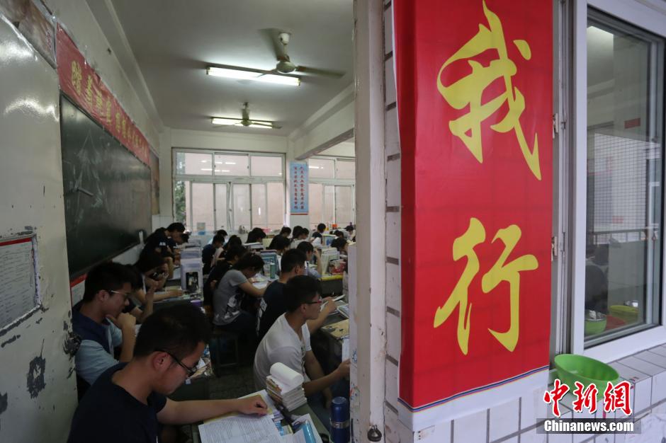 河南考生備戰(zhàn)高考 標(biāo)語(yǔ)口號(hào)貼滿(mǎn)教室 河南考生備戰(zhàn)高考 標(biāo)語(yǔ)口號(hào)貼滿(mǎn)教室