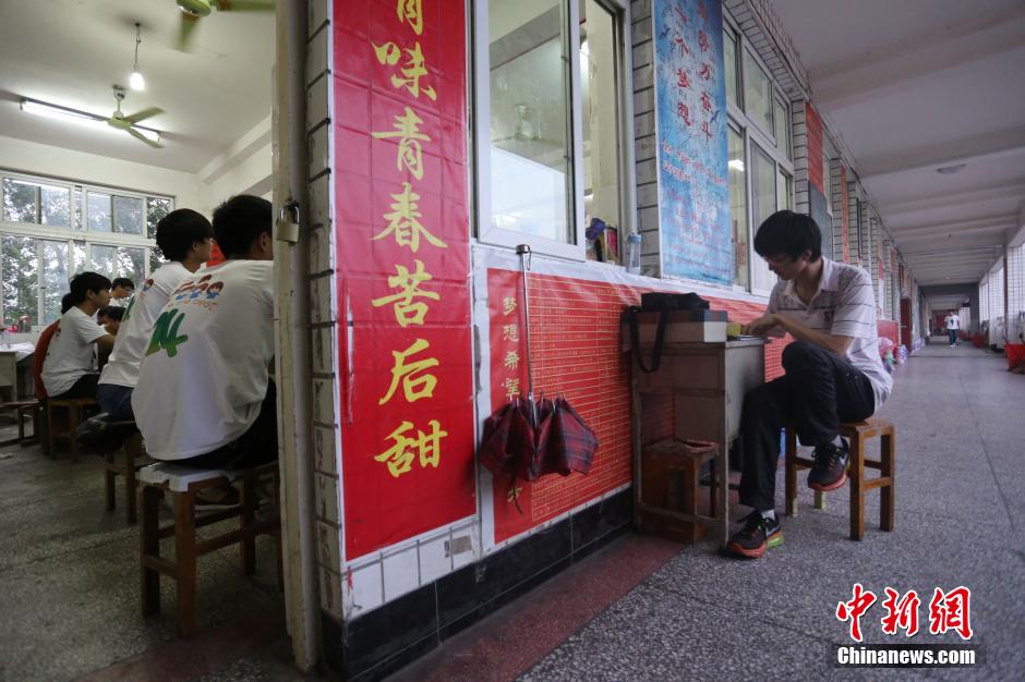 河南考生備戰(zhàn)高考 標(biāo)語(yǔ)口號(hào)貼滿(mǎn)教室 河南考生備戰(zhàn)高考 標(biāo)語(yǔ)口號(hào)貼滿(mǎn)教室