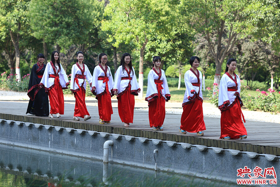 在校園里再走走，下次又不知道是何年何時(shí)。